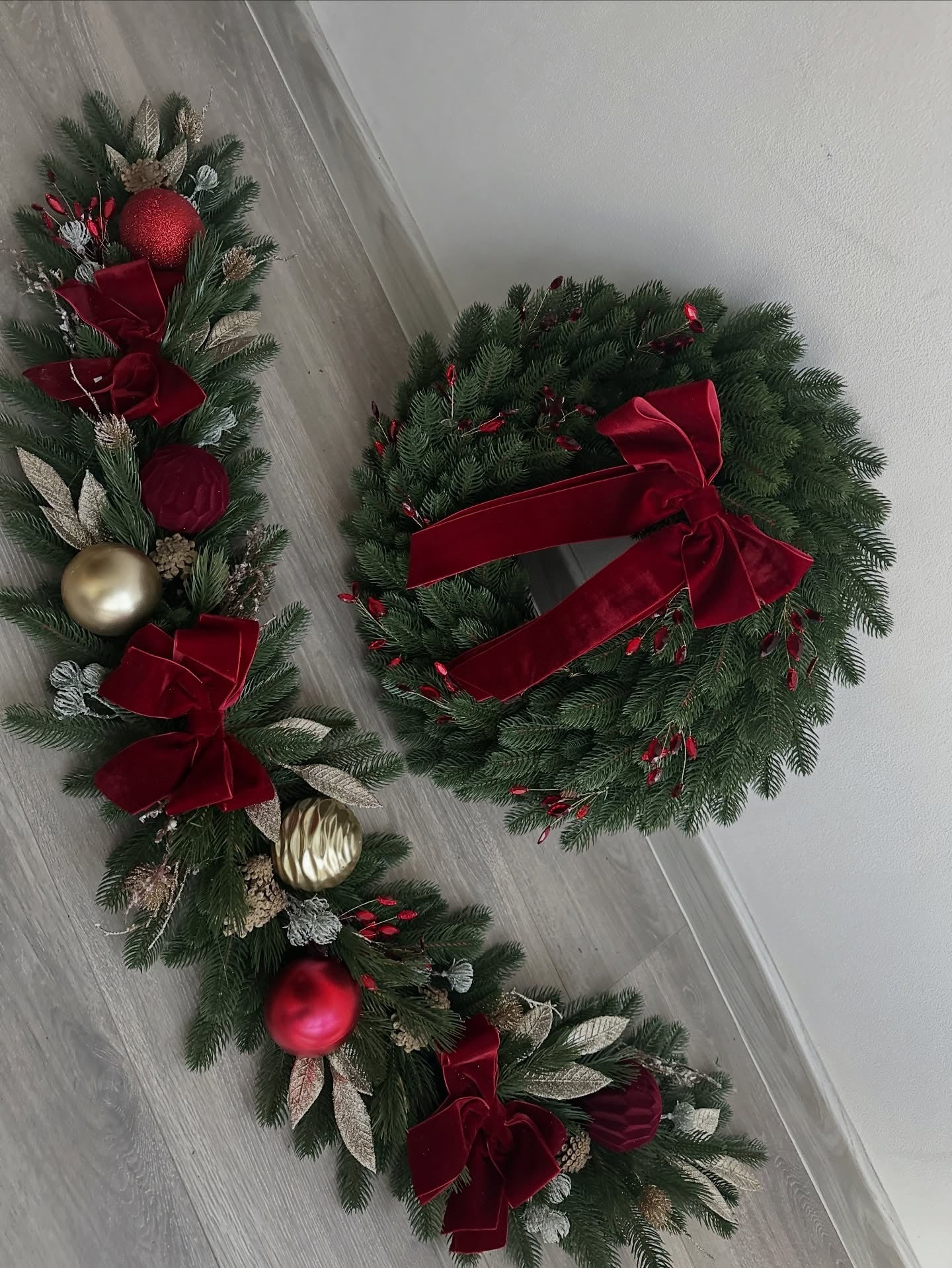 Conjunto Natalino Encanto Bordô – Guirlanda + Festão Decorado
